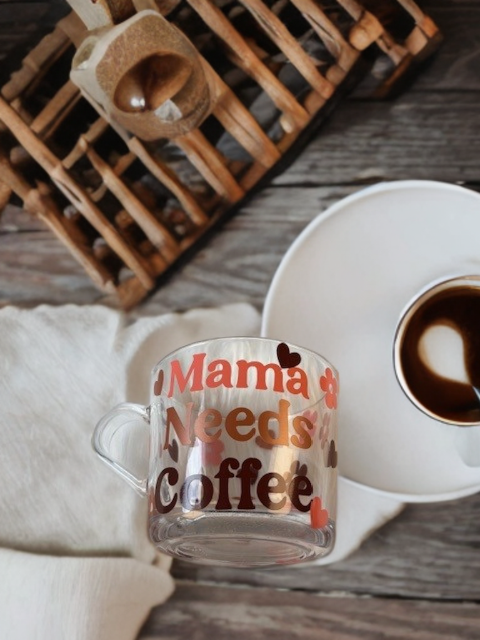 Tasse en verre “Mama Needs Coffee”